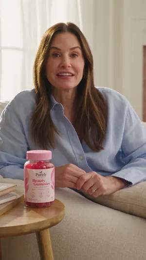 Publicité pour un complément alimentaire concurrent&nbsp;: une femme sur un canapé parle de ses gommes à mâcher quotidiennes.