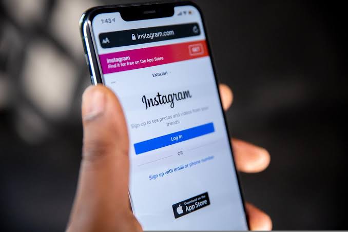 How to unarchive an Instagram post 