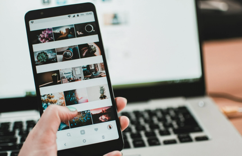 Instagram-posts op een smartphone