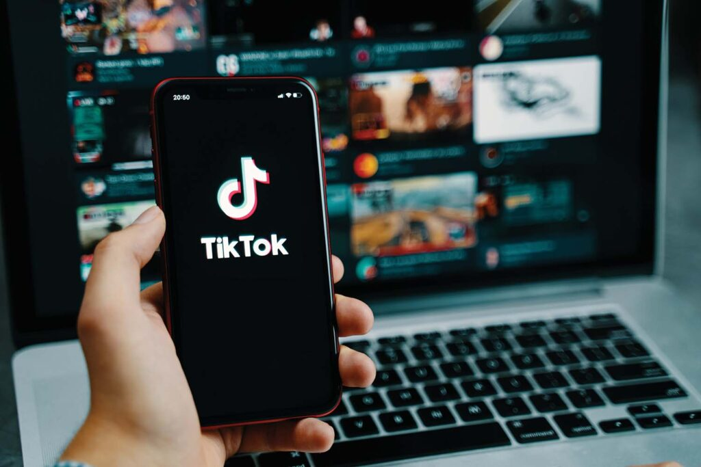 Logo TikTok pada telefon pintar