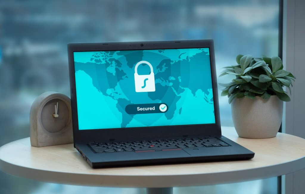 Layar laptop menampilkan kunci dan teks 'aman'