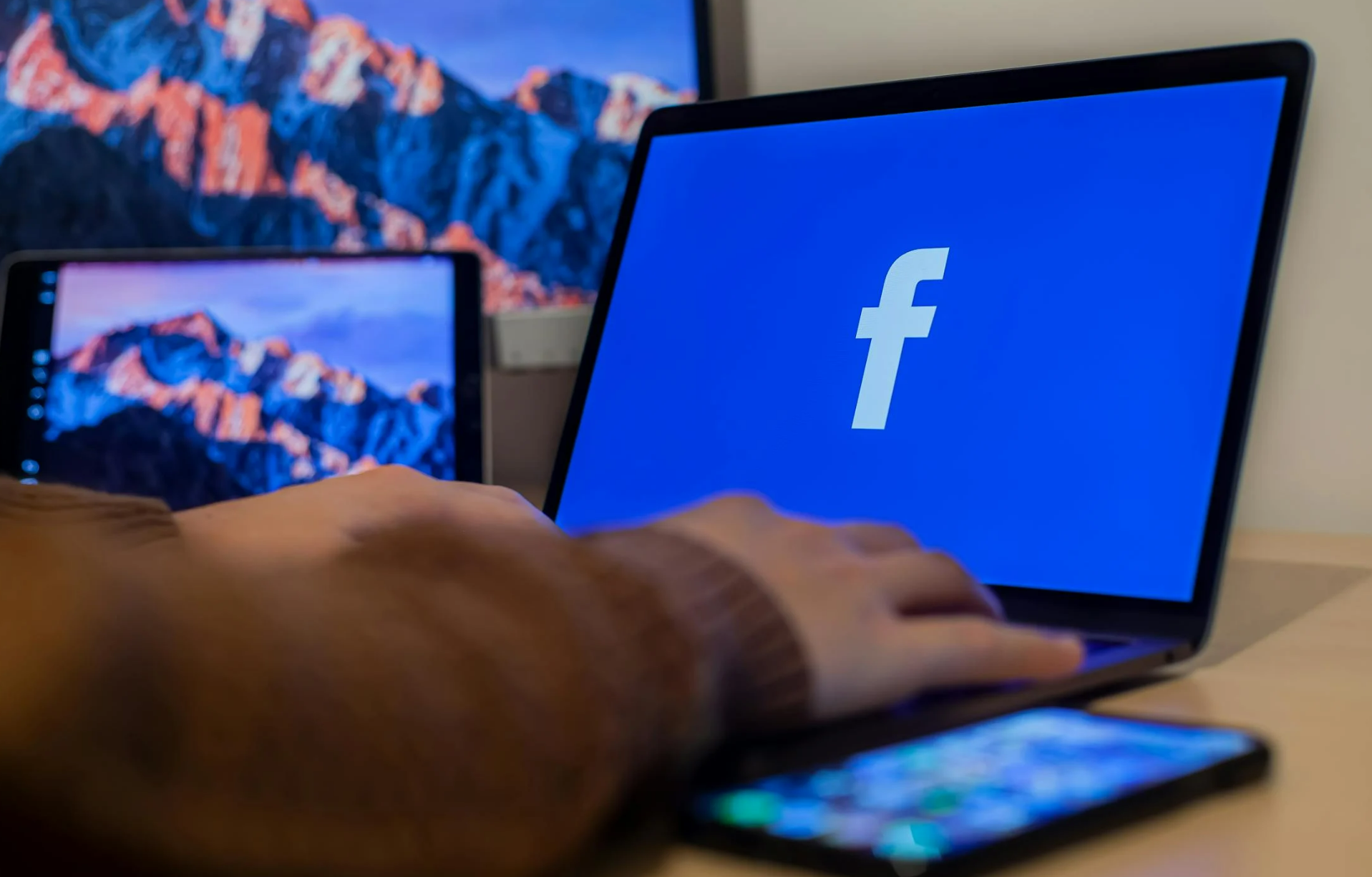 Logotipo do Facebook na tela de um laptop